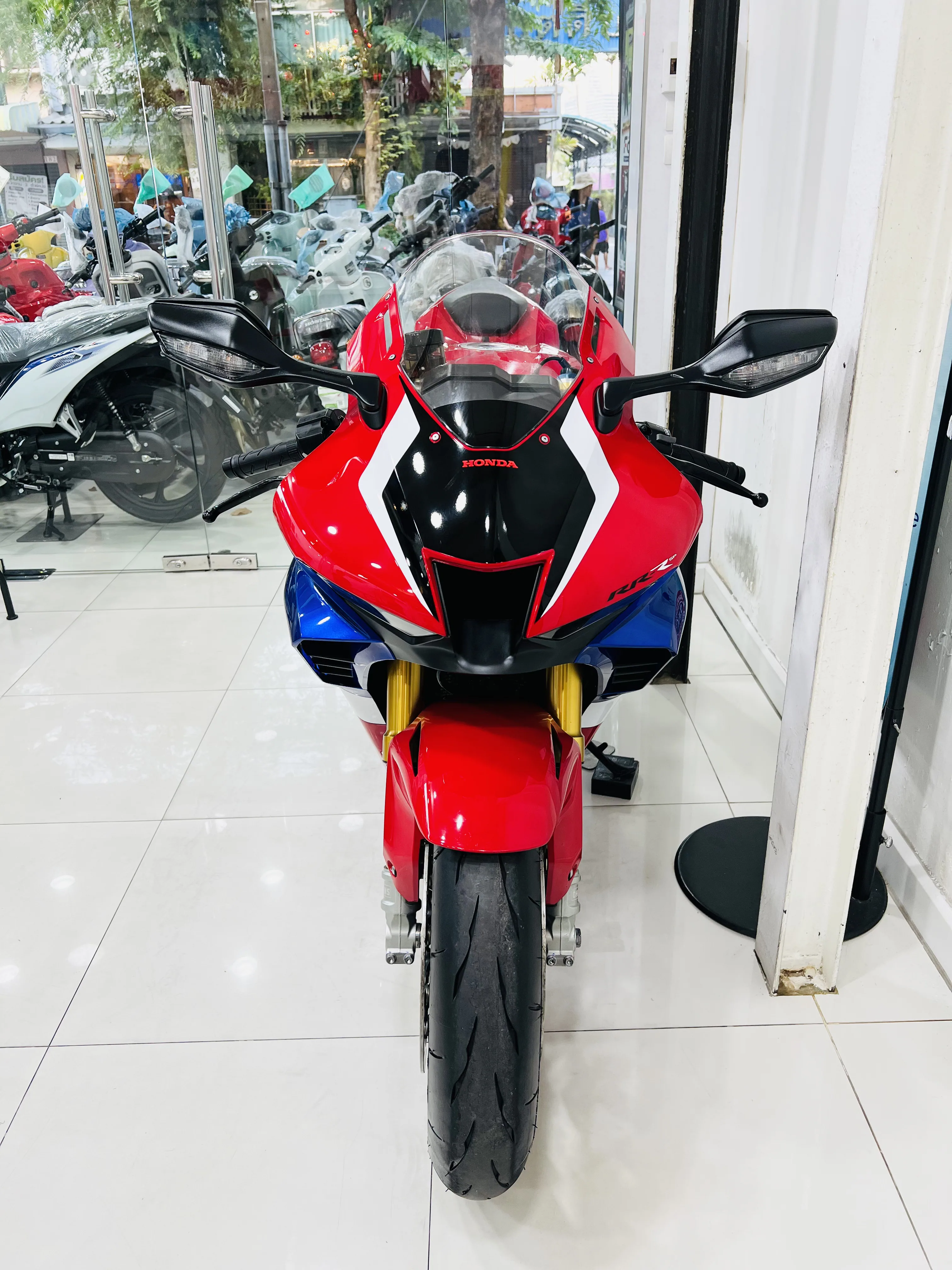 Honda CBR1000RR-R FIREBLADE SP gallery image 4
