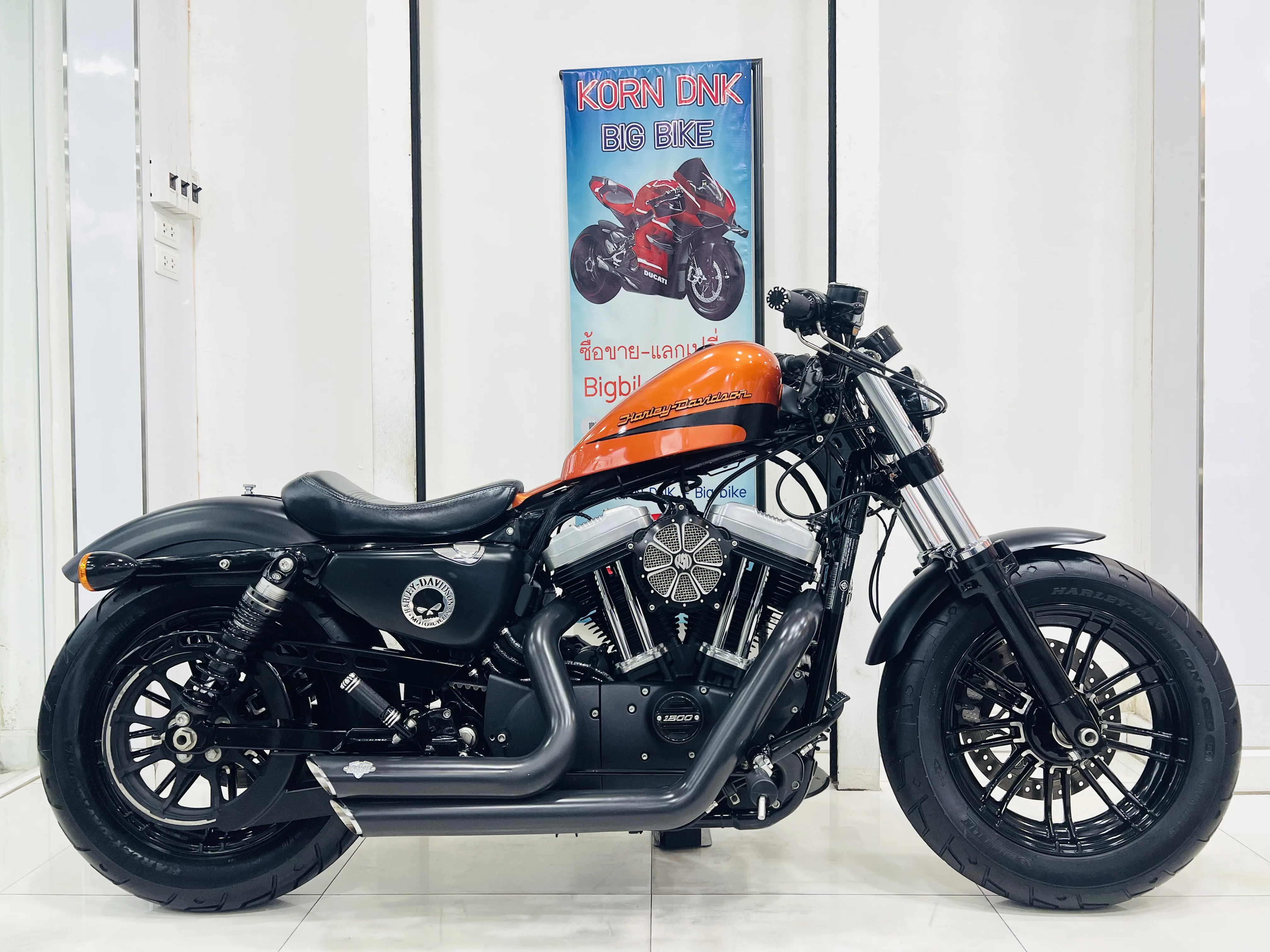 Harley-Davidson Forty-Eight Custom (Two Tone)