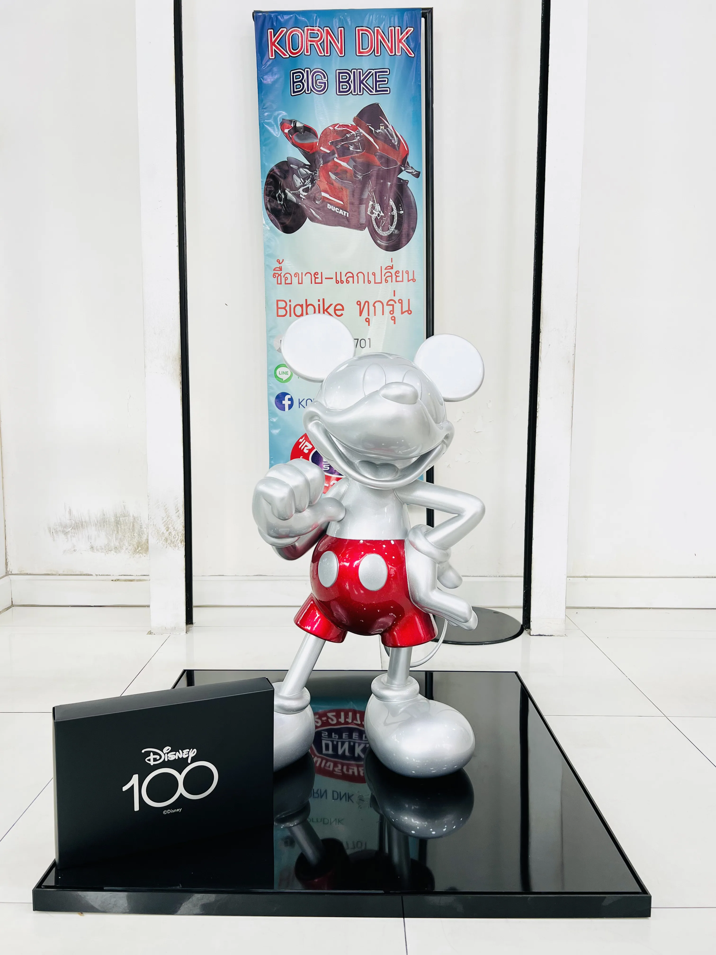 Honda SUPER CUB C125 DISNEY MICKY MOUSE LIMITED EDITION & FIGURE LIMITED EDITION 🏍 gallery image 3