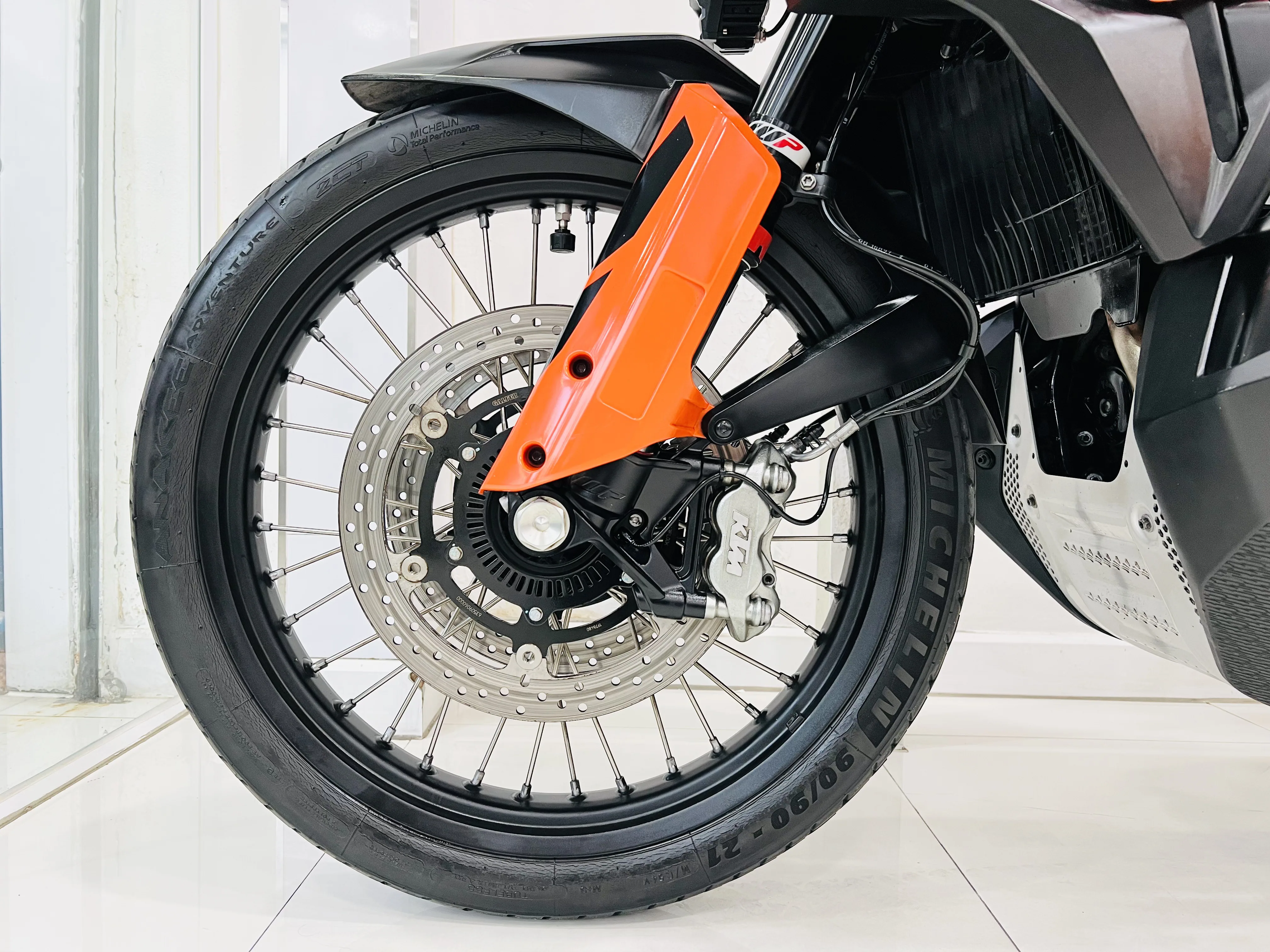 KTM 790 ADVENTURE R gallery image 2