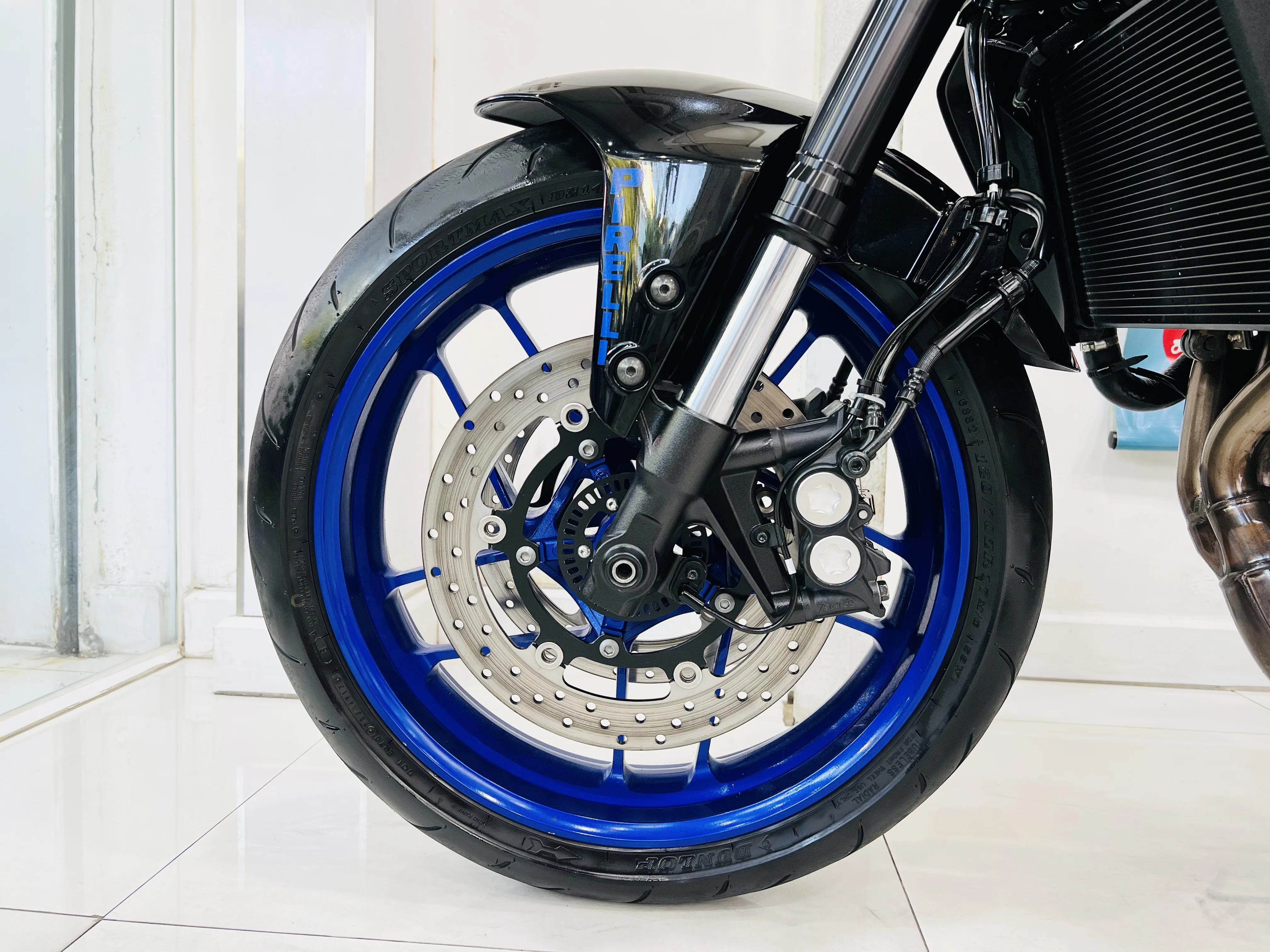 Yamaha MT09 gallery image 2