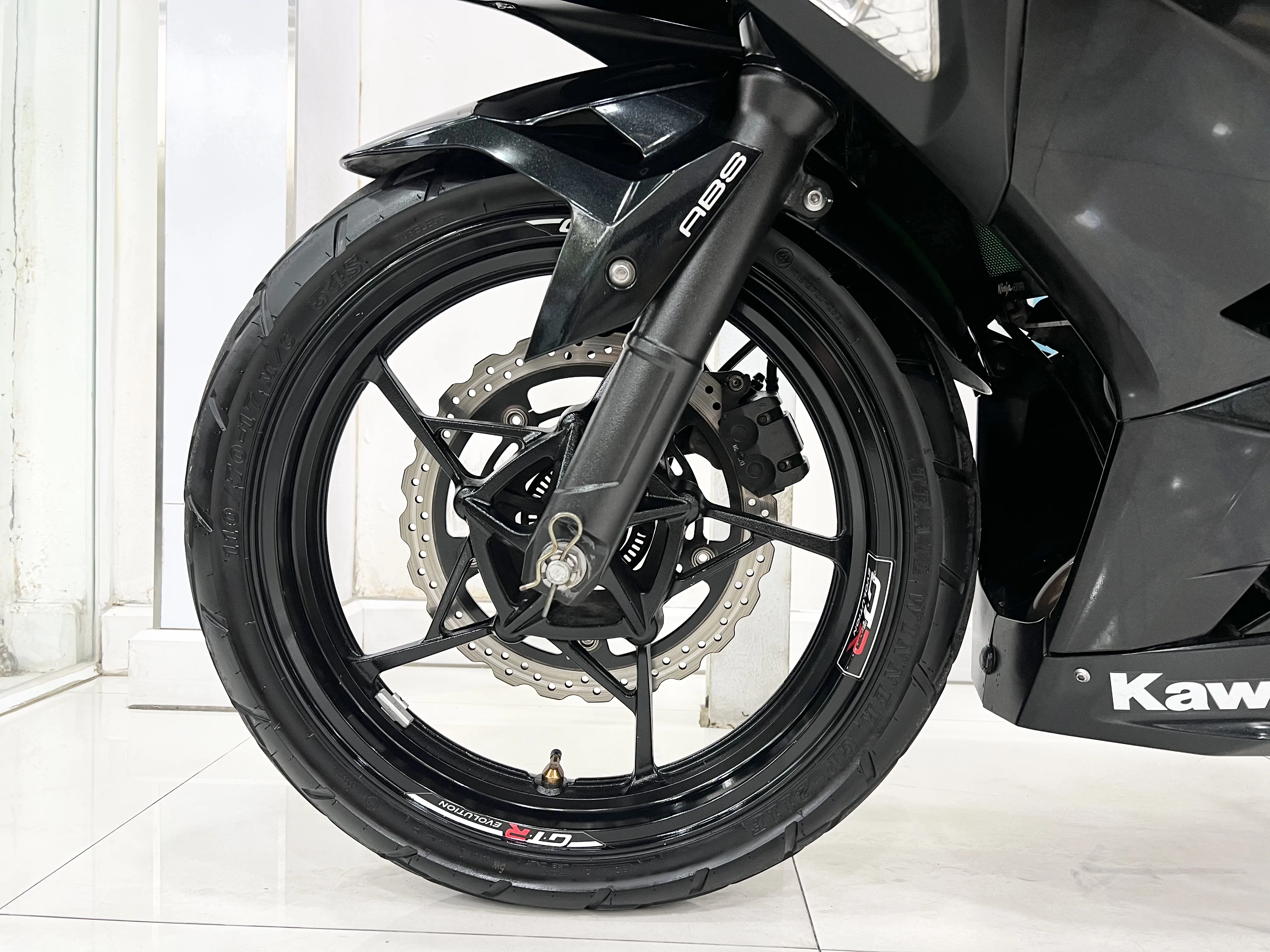 Kawasaki NINJA400 gallery image 2