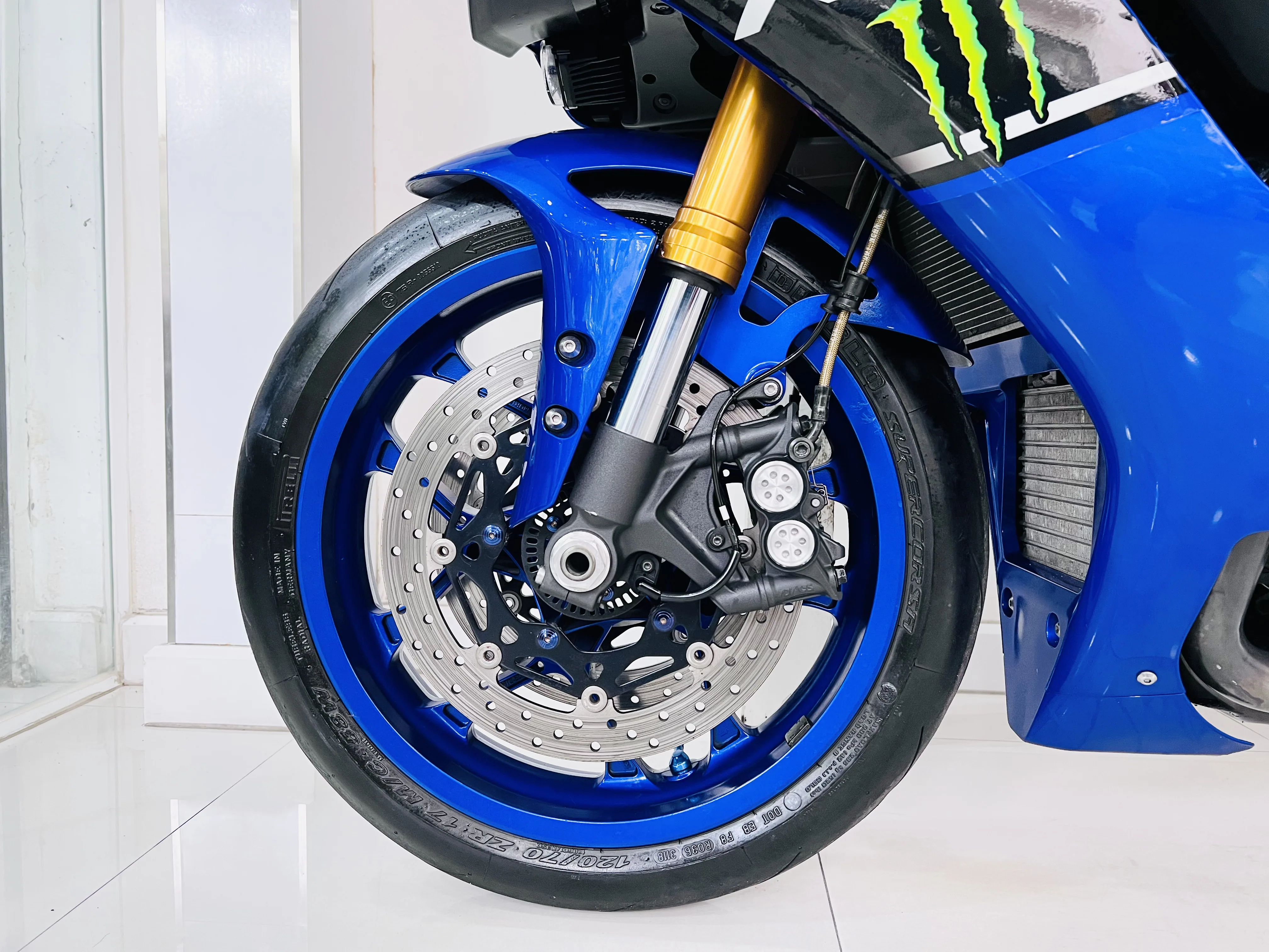 Yamaha YZF-R1 gallery image 3
