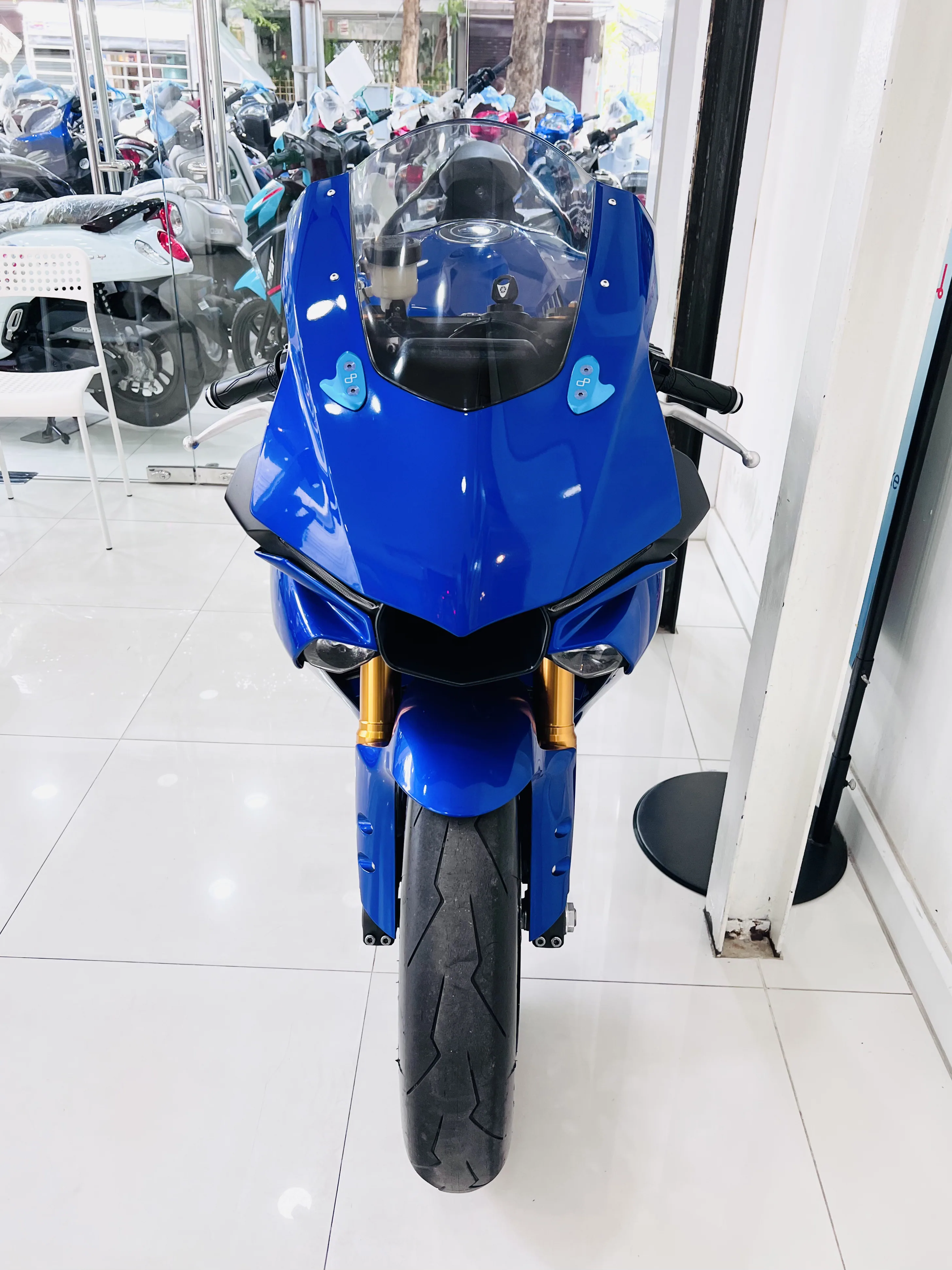 Yamaha YZF-R1 gallery image 4