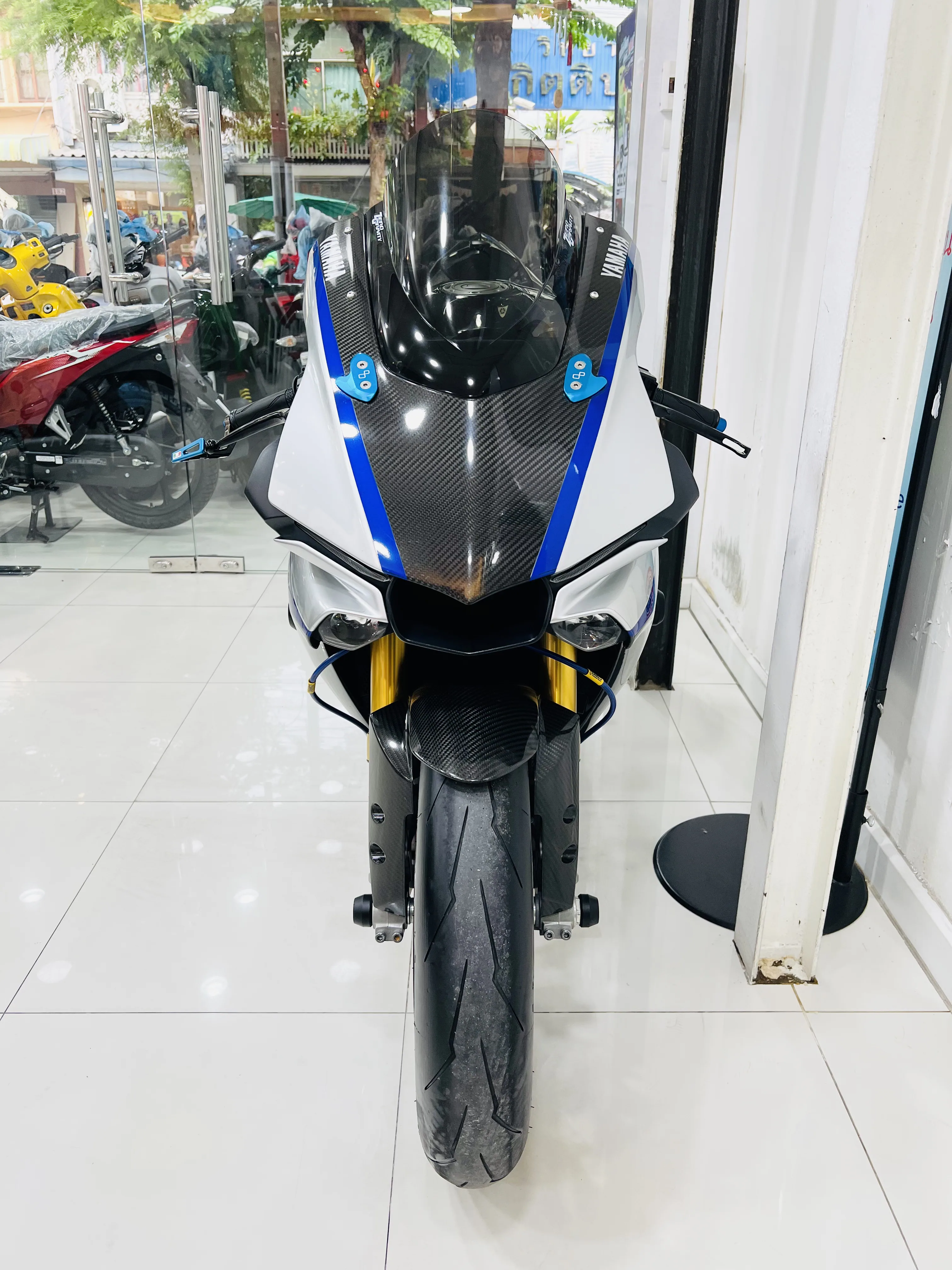 Yamaha YZF R1M gallery image 3