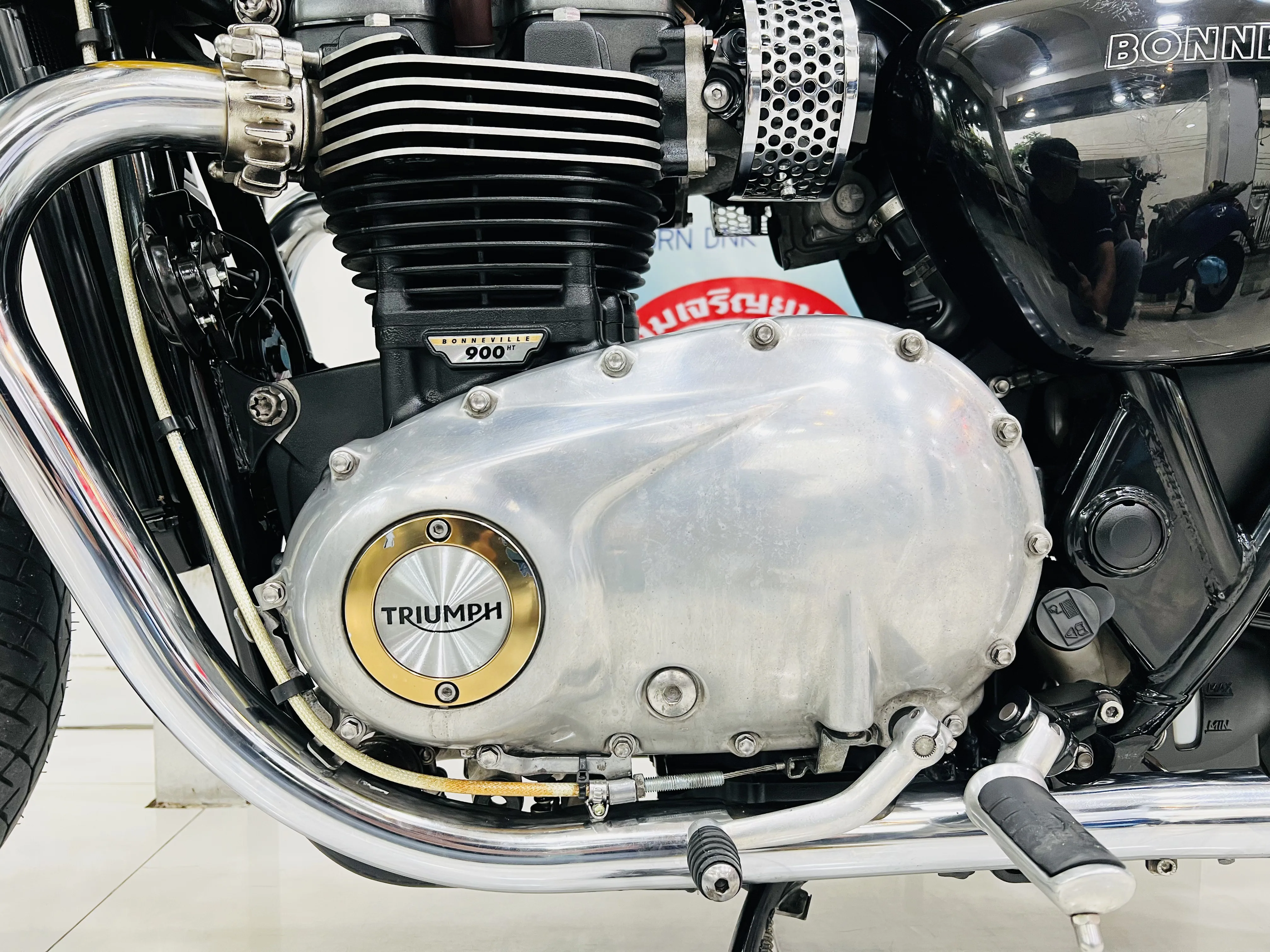 Triumph BONNEVILLE T100 gallery image 2