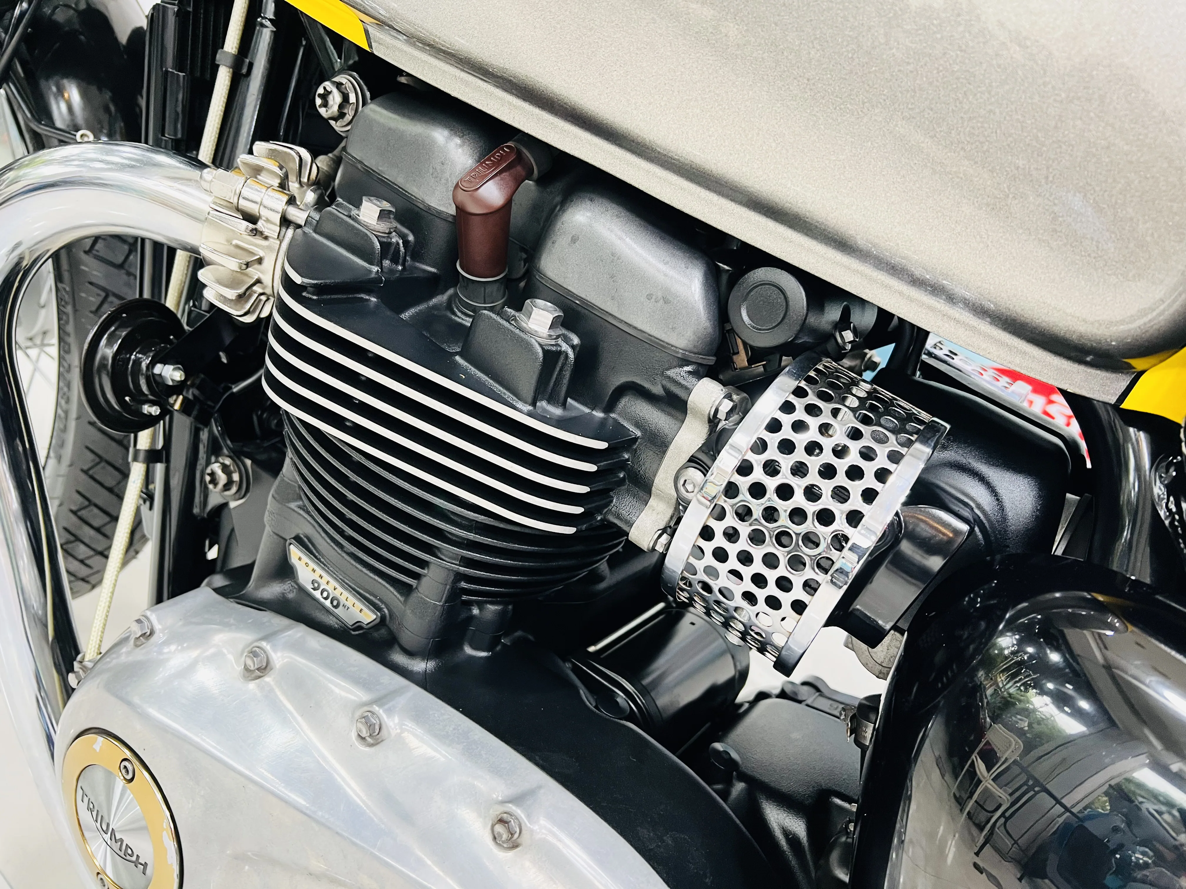 Triumph BONNEVILLE T100 gallery image 3