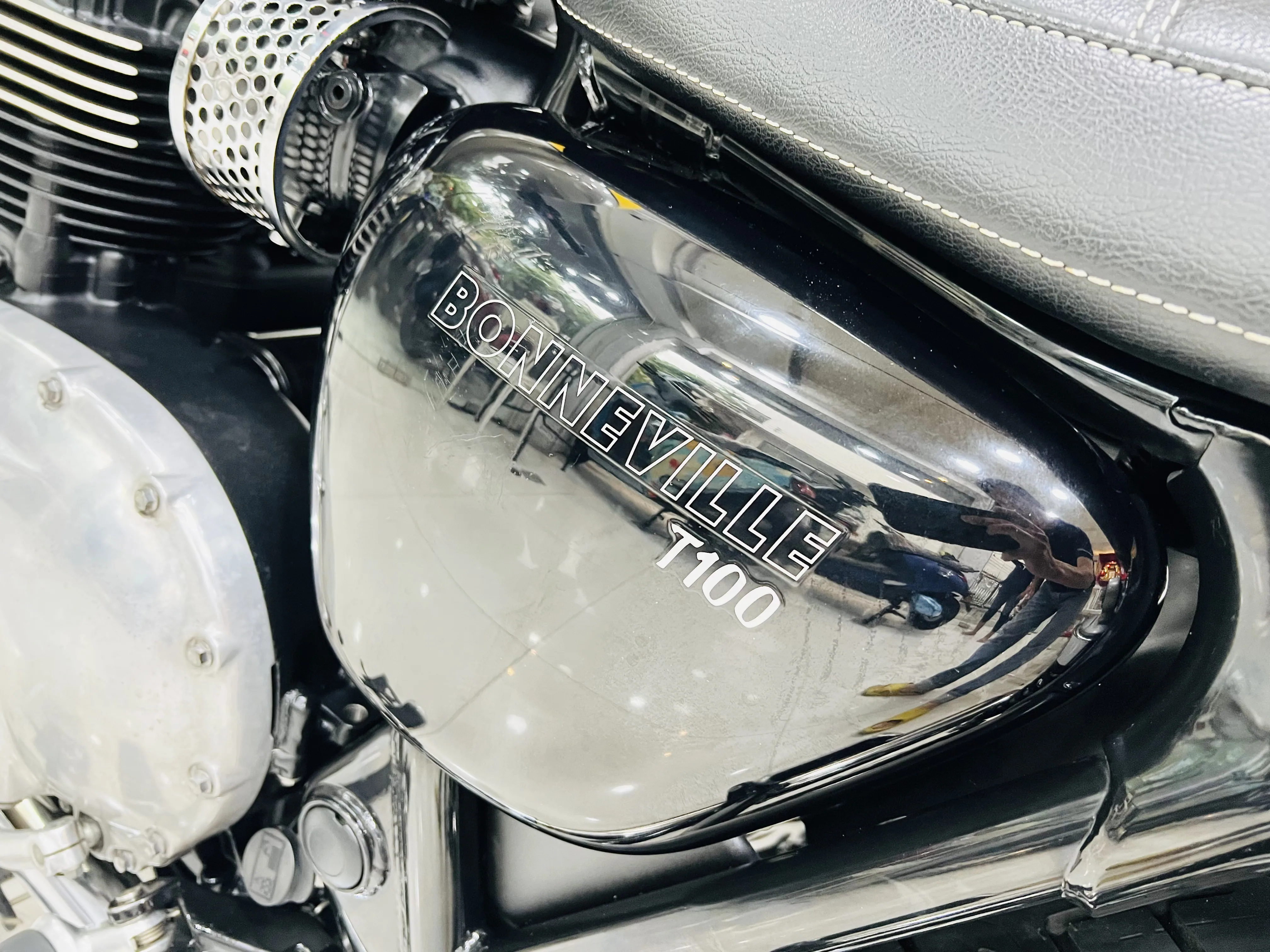 Triumph BONNEVILLE T100 gallery image 5