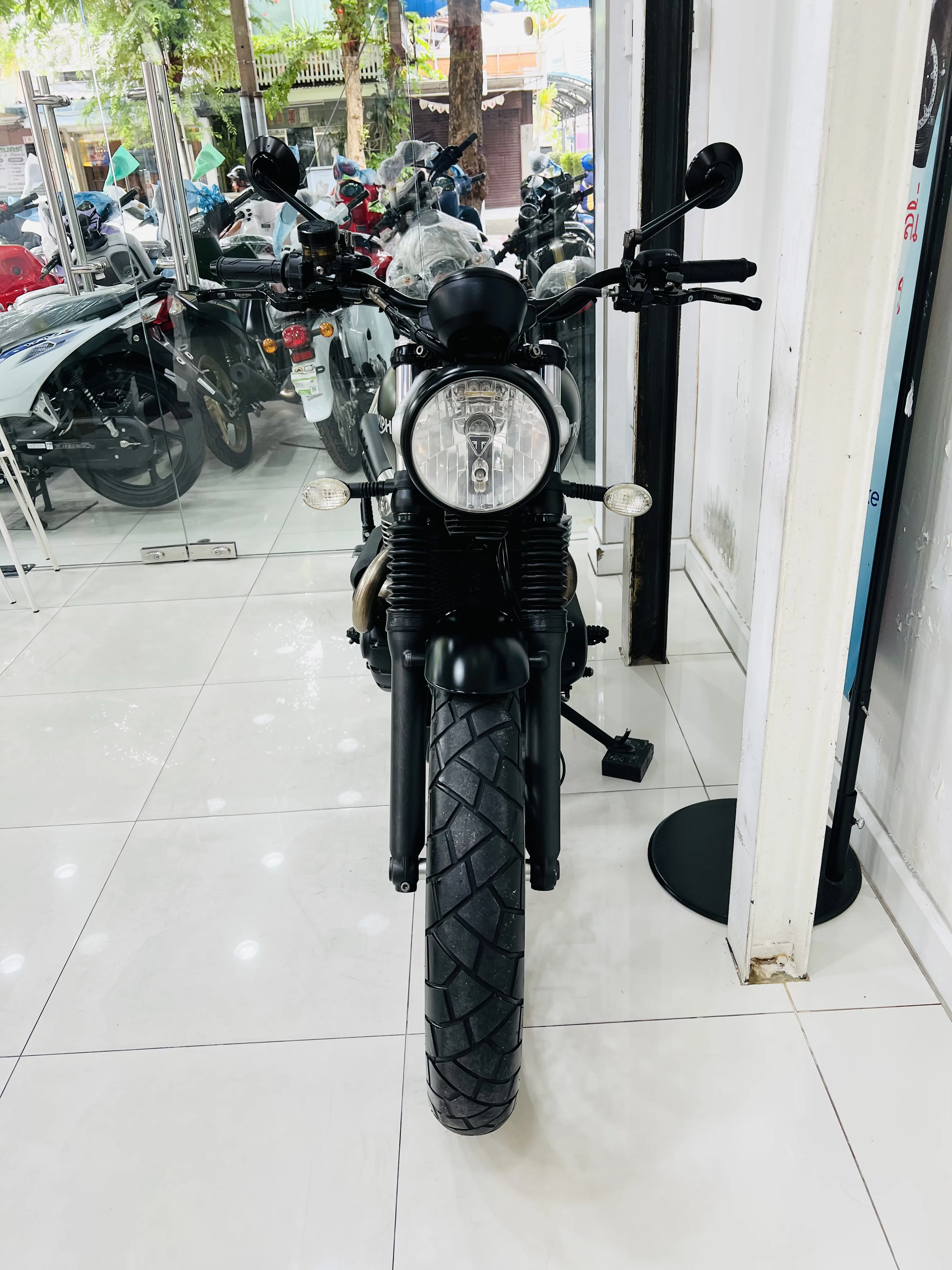 Triumph SCRAMBLER 900 ABS gallery image 3
