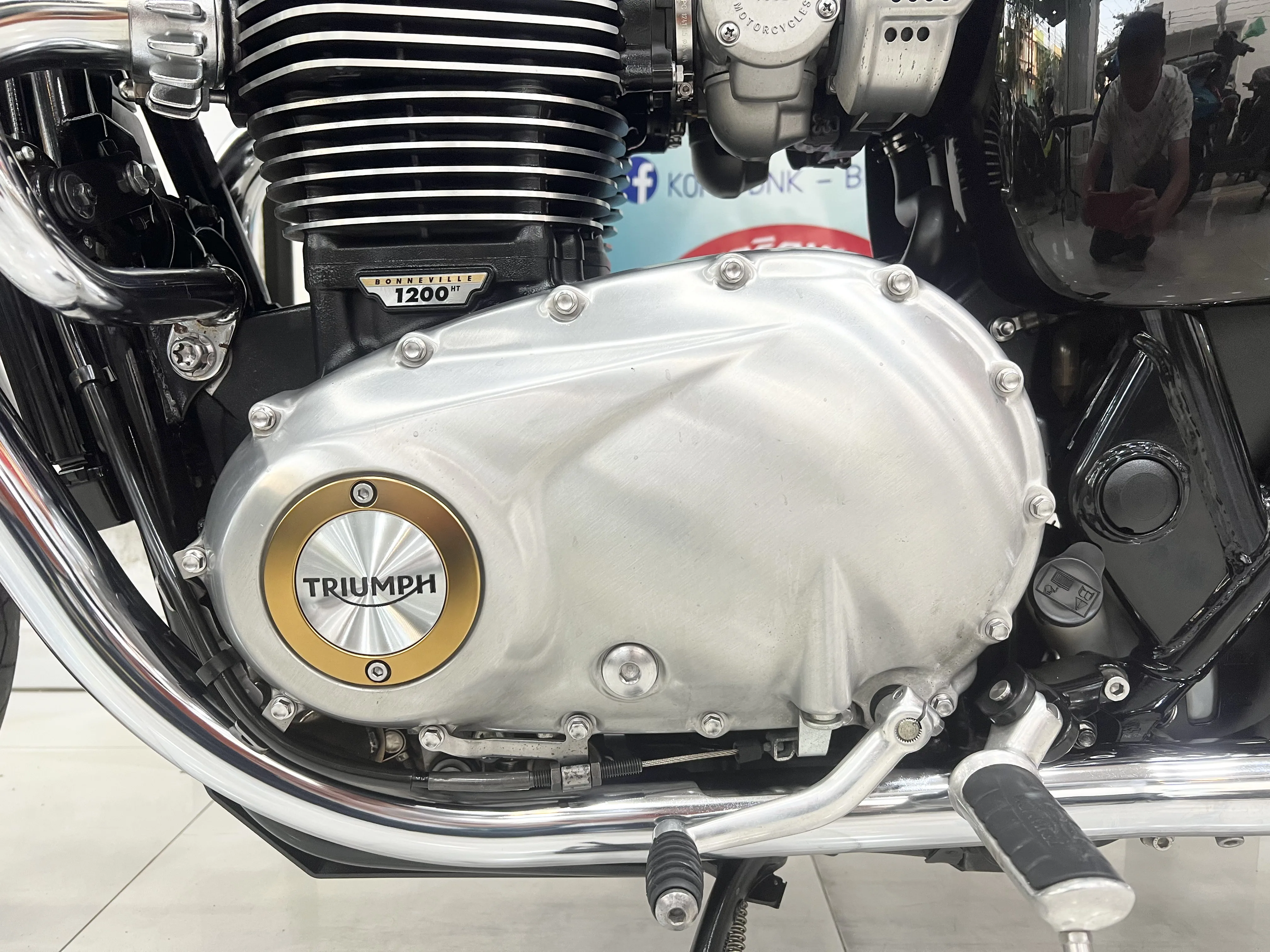 Triumph BONNEVILLE T120 gallery image 3