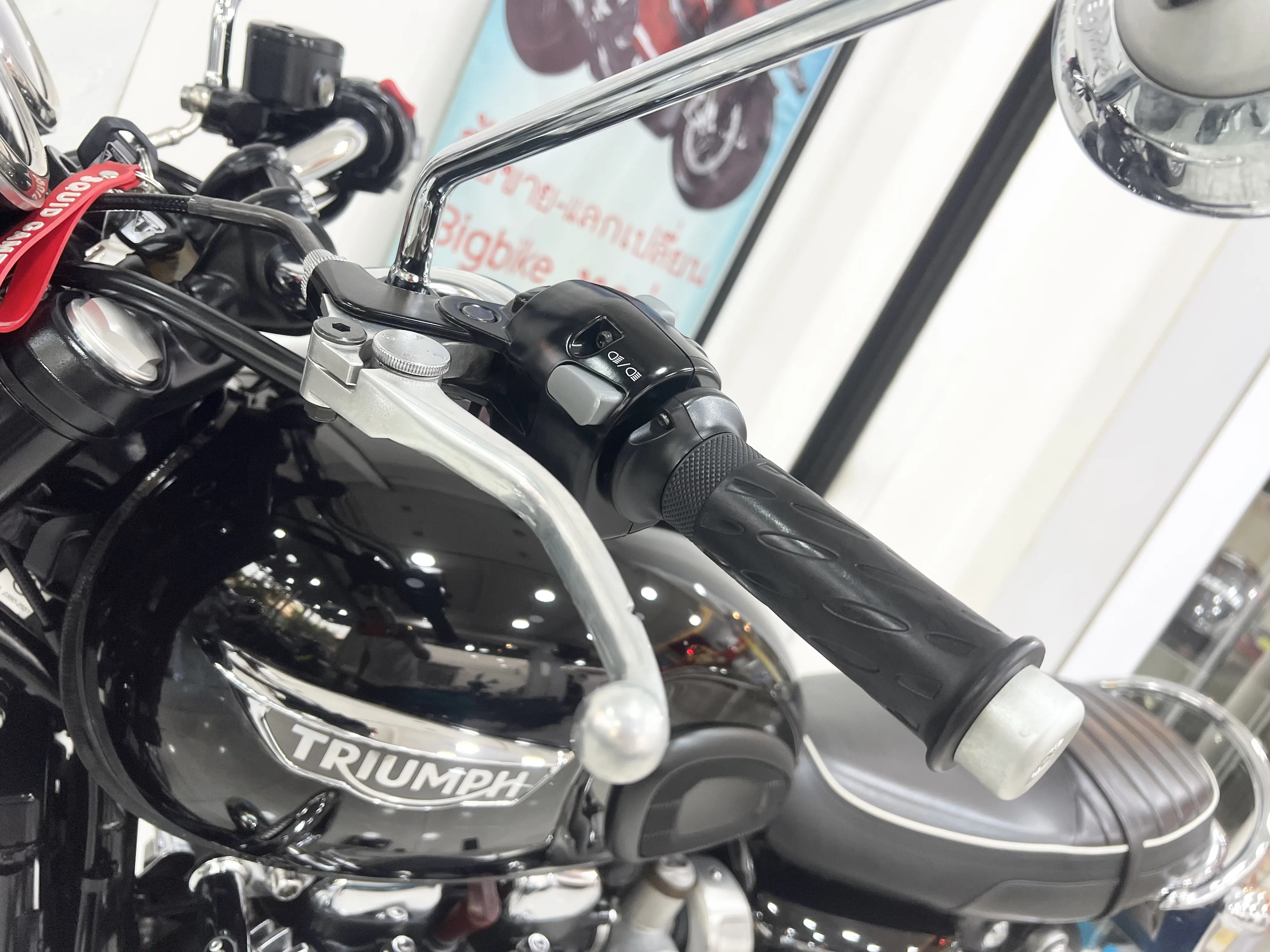 Triumph BONNEVILLE T120 gallery image 4