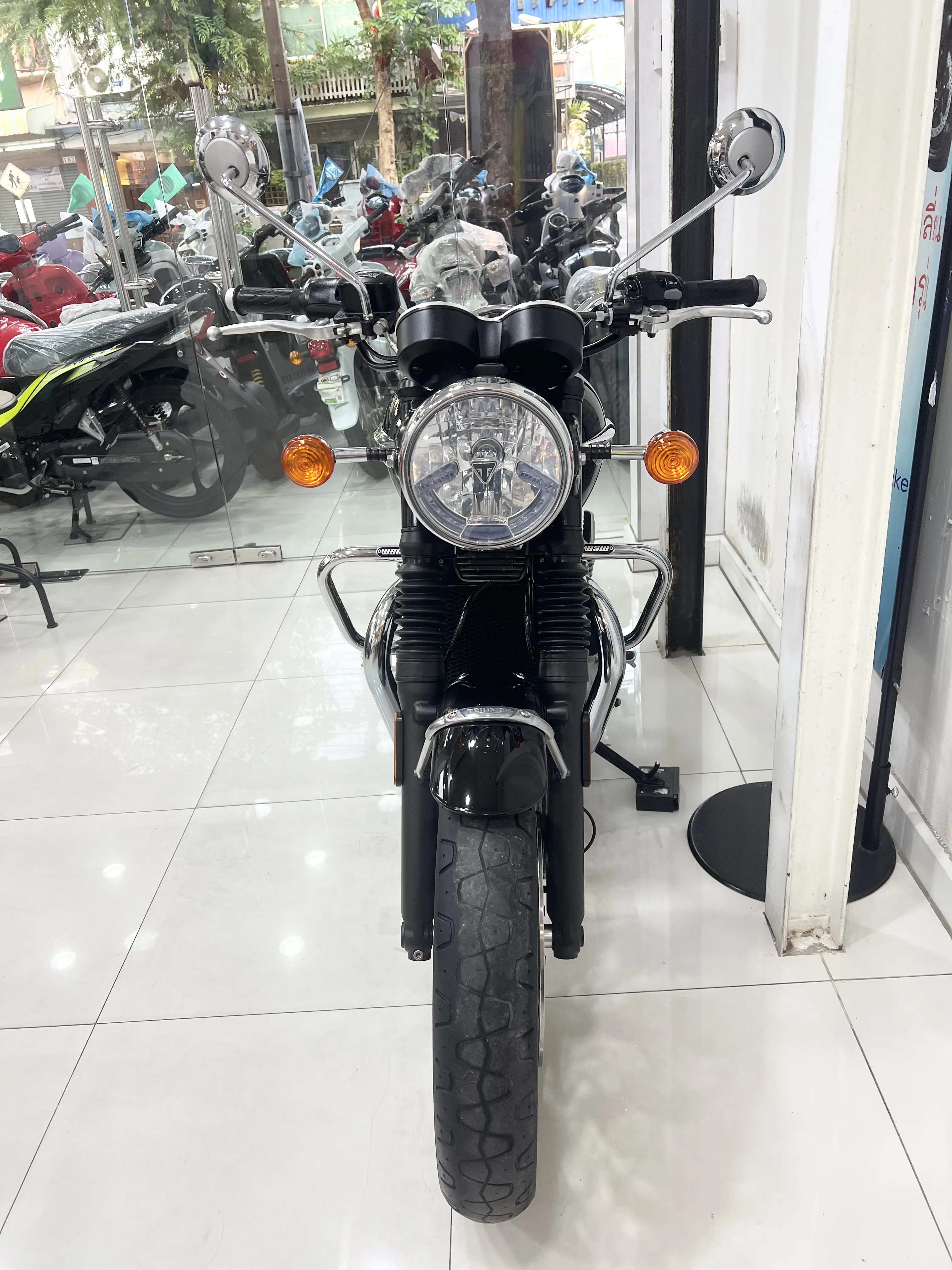 Triumph BONNEVILLE T120 gallery image 5