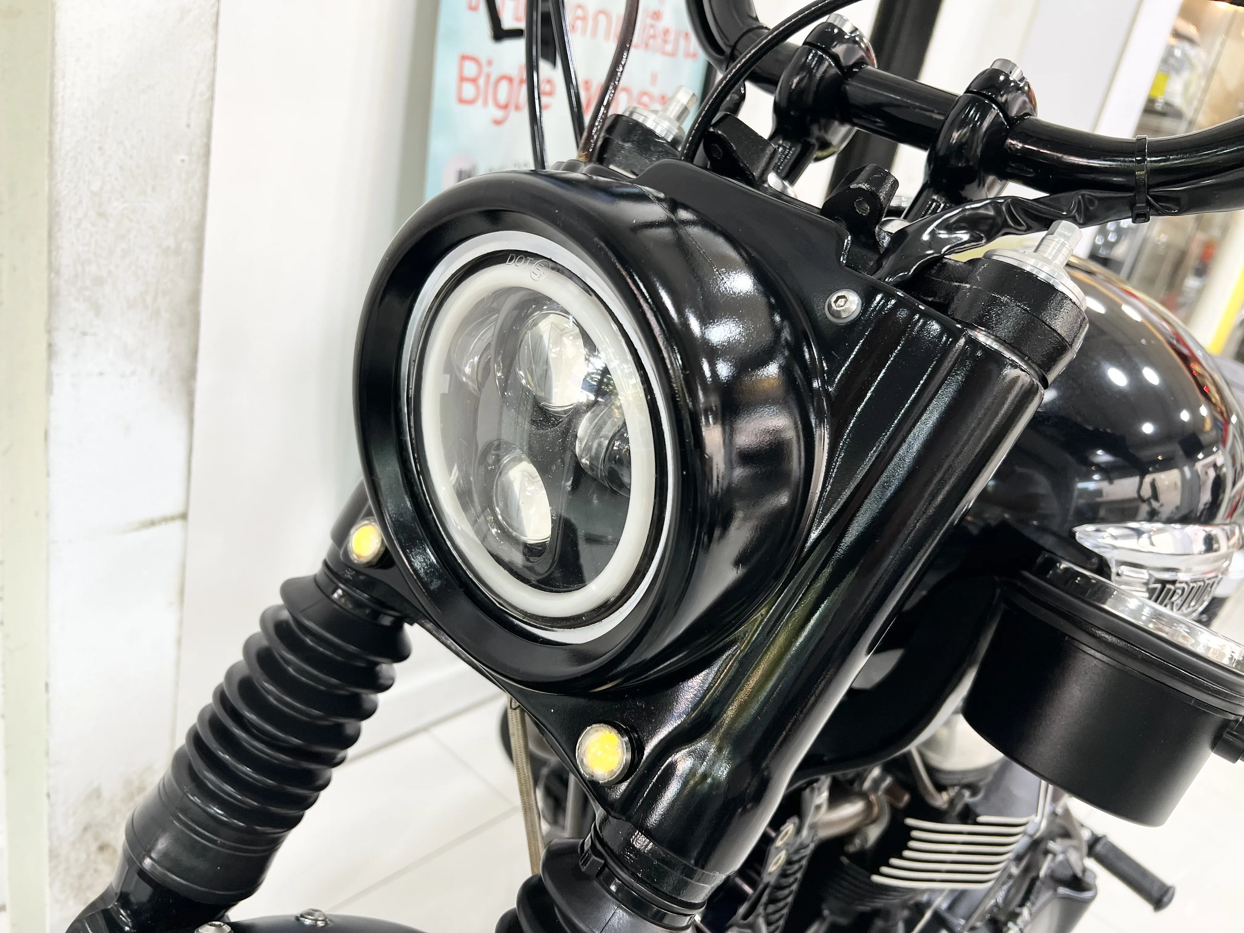 Triumph THRUXTON900 gallery image 2