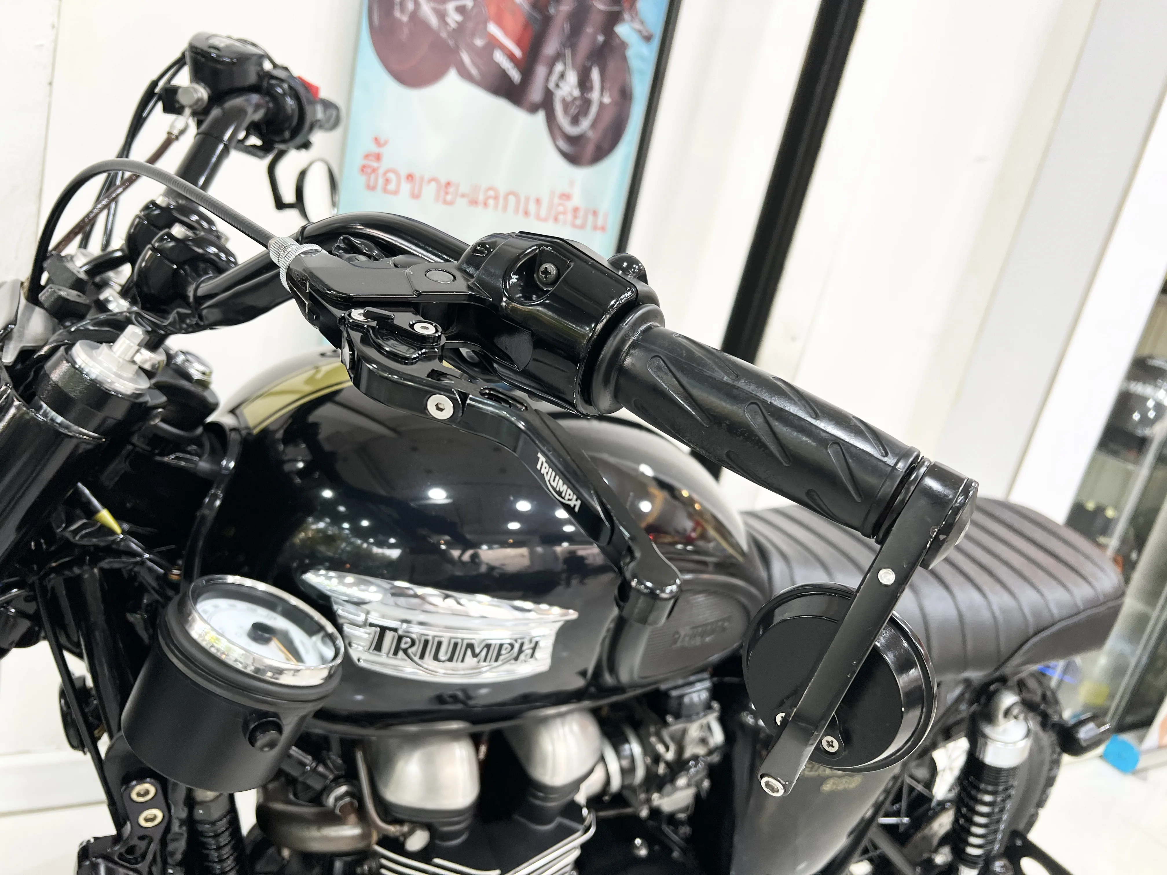 Triumph THRUXTON900 gallery image 3