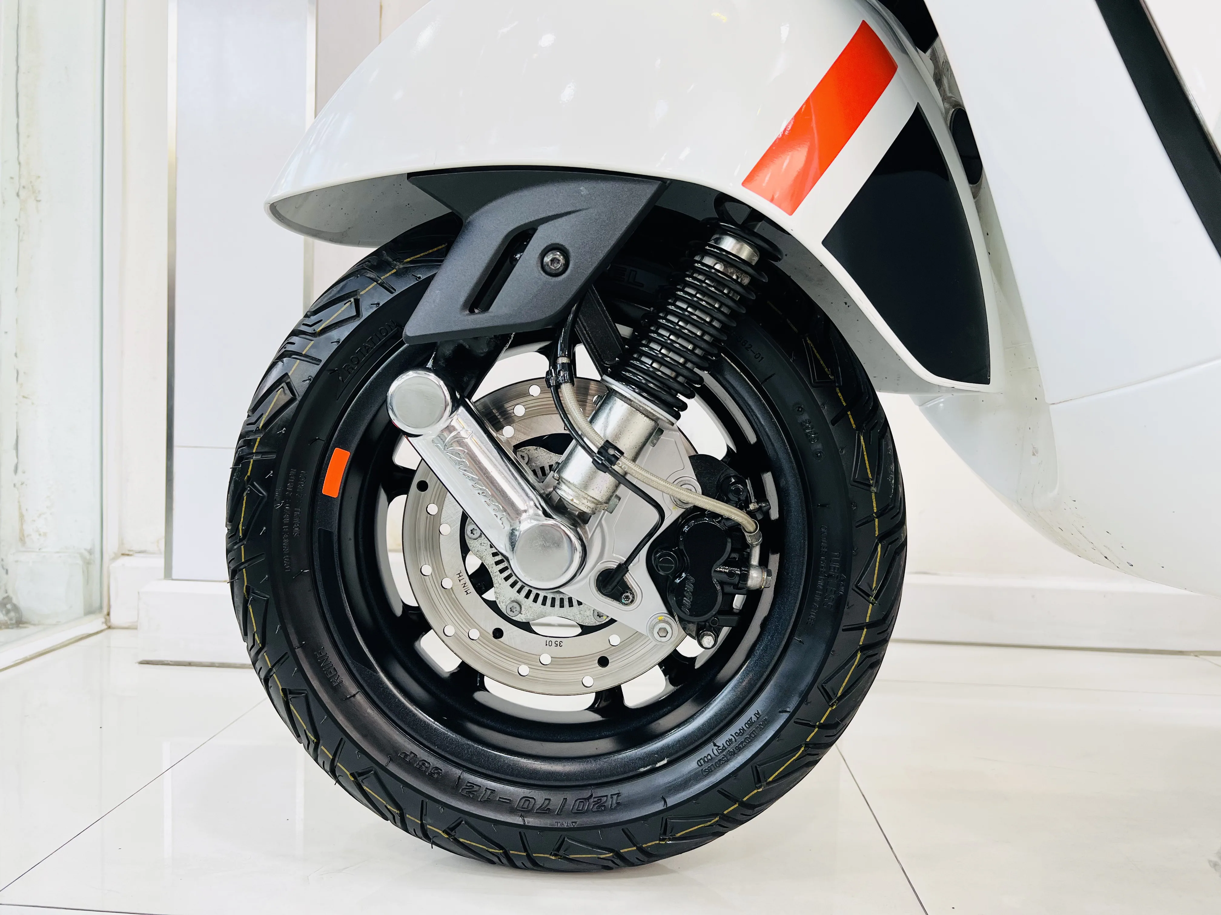 Vespa GTS SUPER SPORT 150 i-GET gallery image 2