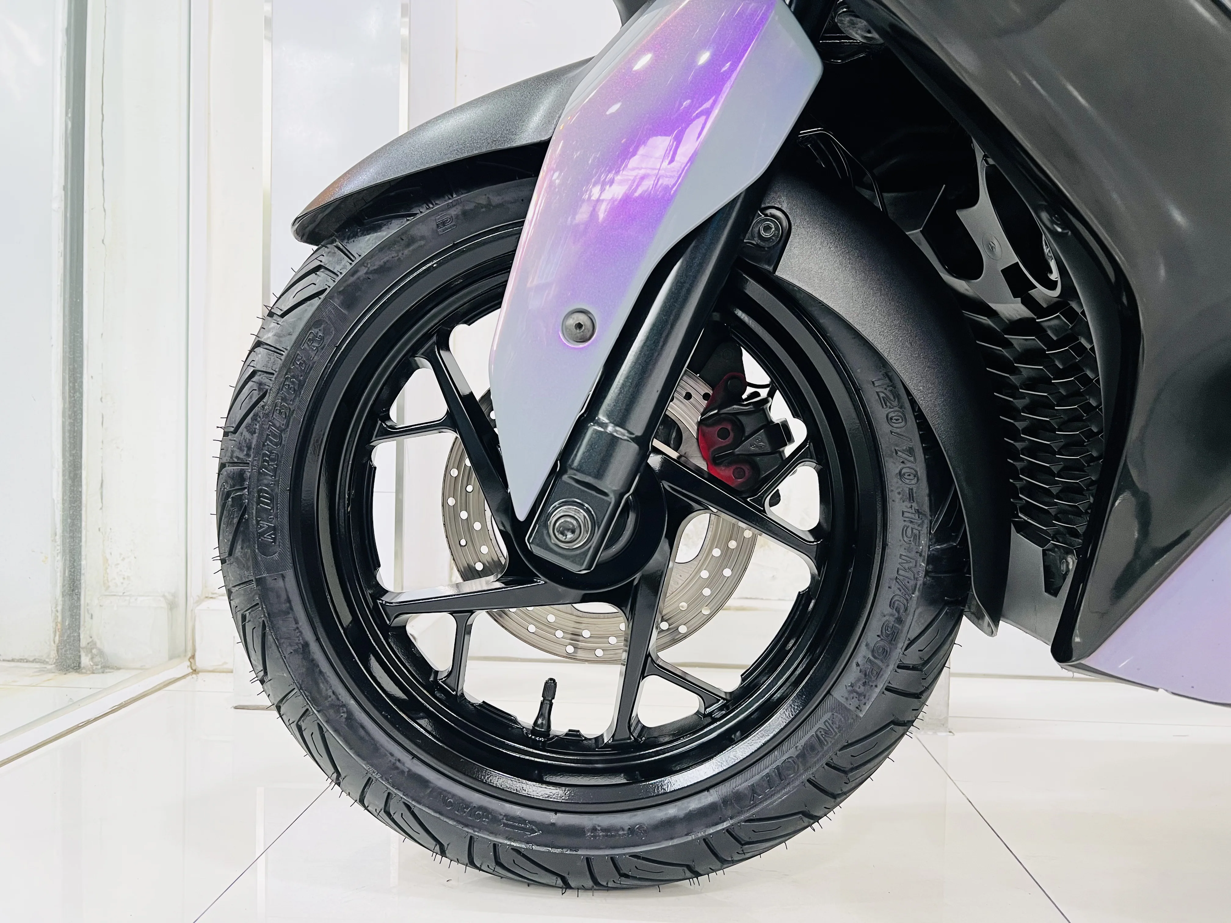 Yamaha X-MAX 300 ABS gallery image 3