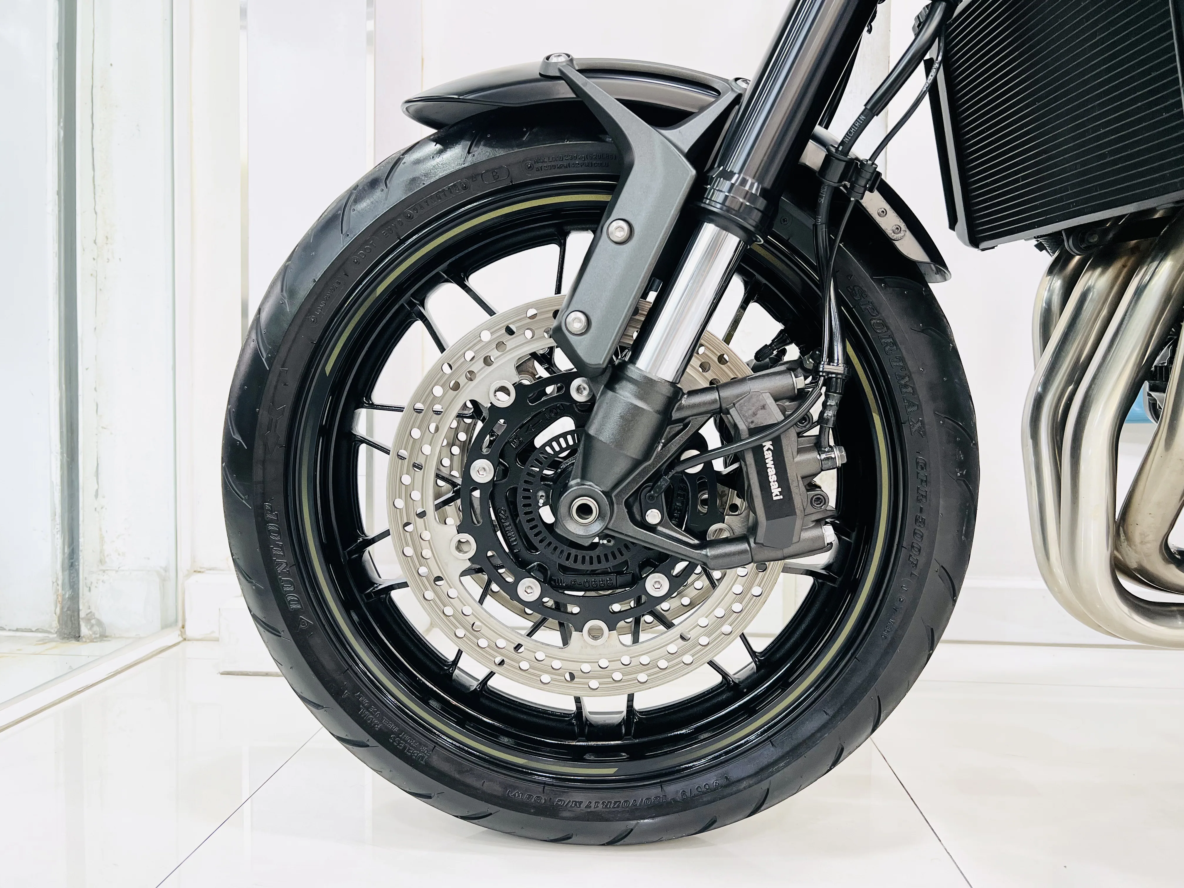 Kawasaki Z900RS gallery image 2