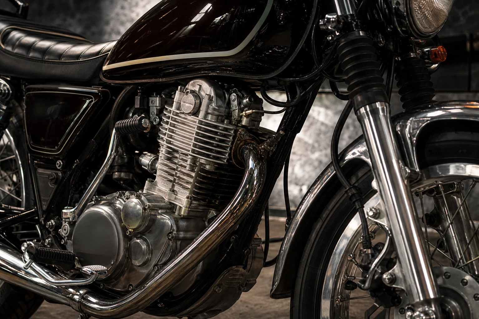 AI-generated Yamaha SR400 air-cooled 399cc single-cylinder engine and kick-start detail image